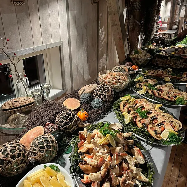 Bugnende buffetbord med krabbe, sitron og dekor i maritim stil