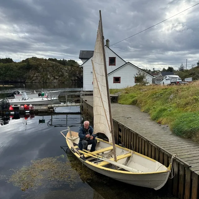 Båt står parkert ved liten brygge