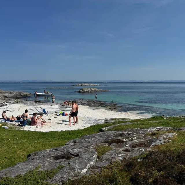 Folk på stranda ved havet