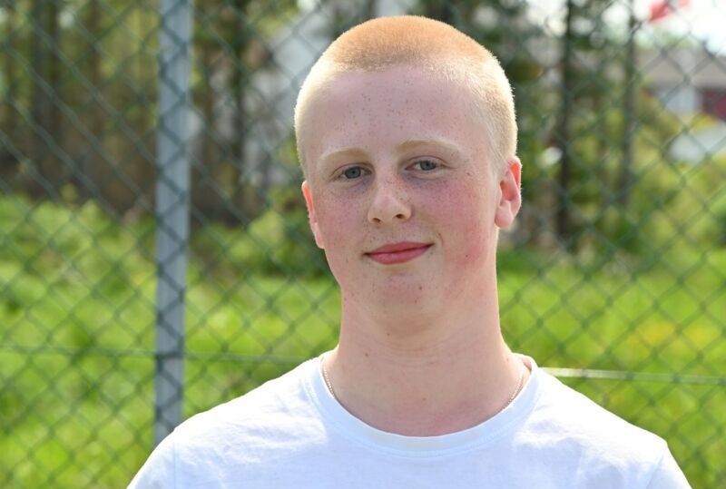 Ungdom med kort lyst hår