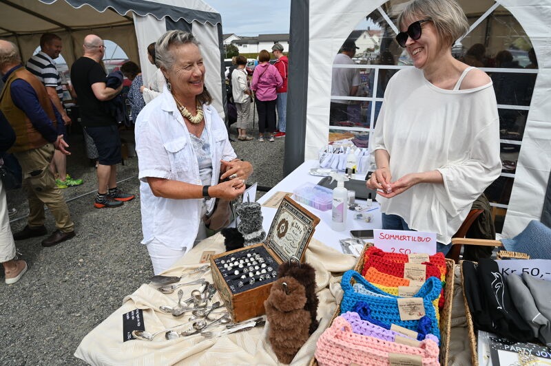 Stand med håndlagde varer på marked under Hellesøydagen