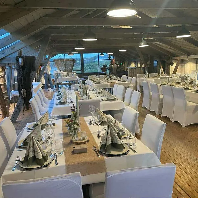 Langbord dekket til selskap med hvite trekk og servietter