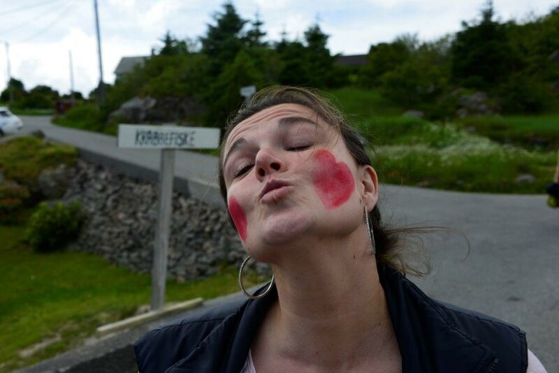 Dame med hjerter på kinn 