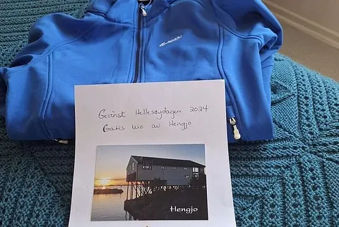 Bord med premie, blå genser