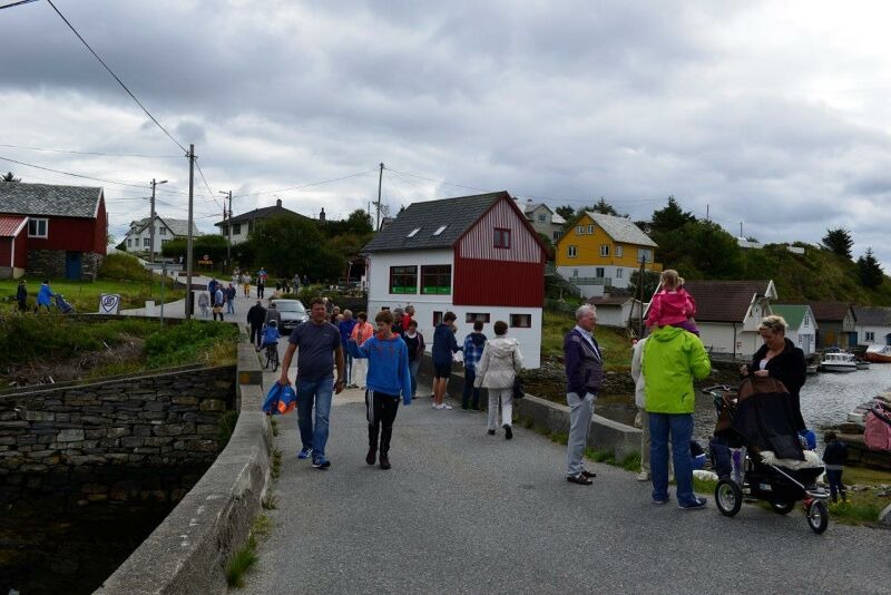 Folk som går langs vei på Hellesøy under arrangement